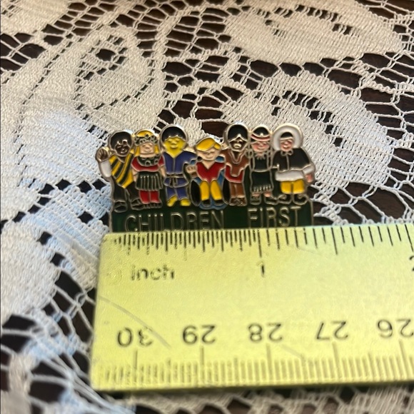 Vintage Brooch Made in Malaysia 🇲🇾 - Children First - Picture 5 of 5